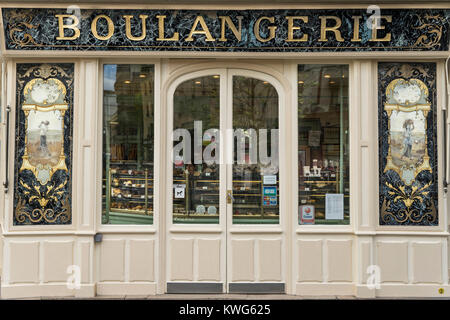 France, Paris, Boulangerie avec façade de style traditionnel Banque D'Images