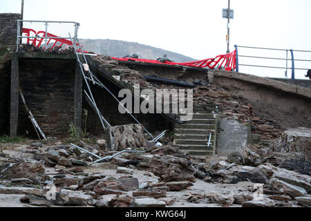 Un mur du port partiellement effondré à Portreath, Cornwall, que Storm Eleanor fouetté le Royaume-uni avec violente tempête de vent jusqu'à 100mph, laissant des milliers de foyers sans électricité et en frappant les transports en commun. Banque D'Images