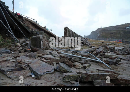 Un mur du port partiellement effondré à Portreath, Cornwall, que Storm Eleanor fouetté le Royaume-uni avec violente tempête de vent jusqu'à 100mph, laissant des milliers de foyers sans électricité et en frappant les transports en commun. Banque D'Images