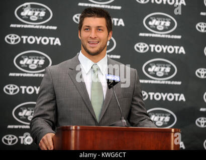 FLORHAM PARK, NJ - le 26 mars : Quarterback Tim Tebow aborde les médias en tant qu'il est présenté comme un jet de New York Jets de l'Atlantic Health Training Center le 26 mars 2012 à Florham Park, New Jersey. De la bourse, Tebow Broncos de Denver la semaine dernière, l'équipe sera le quart-arrière des jets de sauvegarde en fonction de l'entraîneur-chef Rex Ryan. Tebow, le gagnant du Trophée Heisman en 2007, a commencé en 2011, 11 jeux pour Denver et a terminé avec un dossier de 7-4 en entrée. Il a dirigé l'une des heures supplémentaires en séries Broncos gagner contre les Steelers de Pittsburgh au premier tour avant de finalement perdre contre les New England Patriots dans th Banque D'Images