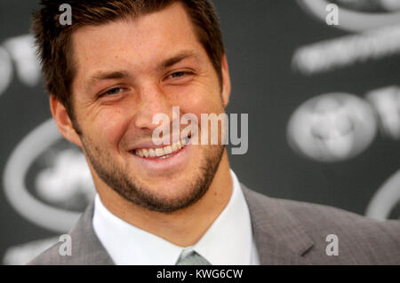 FLORHAM PARK, NJ - le 26 mars : Quarterback Tim Tebow aborde les médias en tant qu'il est présenté comme un jet de New York Jets de l'Atlantic Health Training Center le 26 mars 2012 à Florham Park, New Jersey. De la bourse, Tebow Broncos de Denver la semaine dernière, l'équipe sera le quart-arrière des jets de sauvegarde en fonction de l'entraîneur-chef Rex Ryan. Tebow, le gagnant du Trophée Heisman en 2007, a commencé en 2011, 11 jeux pour Denver et a terminé avec un dossier de 7-4 en entrée. Il a dirigé l'une des heures supplémentaires en séries Broncos gagner contre les Steelers de Pittsburgh au premier tour avant de finalement perdre contre les New England Patriots dans th Banque D'Images