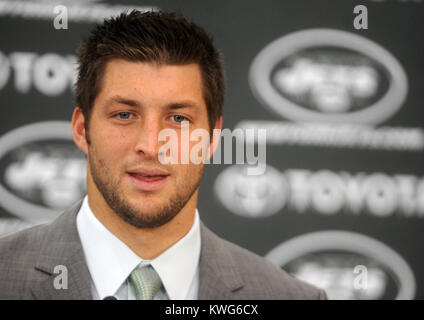 FLORHAM PARK, NJ - le 26 mars : Quarterback Tim Tebow aborde les médias en tant qu'il est présenté comme un jet de New York Jets de l'Atlantic Health Training Center le 26 mars 2012 à Florham Park, New Jersey. De la bourse, Tebow Broncos de Denver la semaine dernière, l'équipe sera le quart-arrière des jets de sauvegarde en fonction de l'entraîneur-chef Rex Ryan. Tebow, le gagnant du Trophée Heisman en 2007, a commencé en 2011, 11 jeux pour Denver et a terminé avec un dossier de 7-4 en entrée. Il a dirigé l'une des heures supplémentaires en séries Broncos gagner contre les Steelers de Pittsburgh au premier tour avant de finalement perdre contre les New England Patriots dans th Banque D'Images