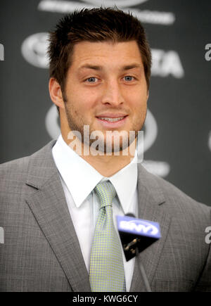 FLORHAM PARK, NJ - le 26 mars : Quarterback Tim Tebow aborde les médias en tant qu'il est présenté comme un jet de New York Jets de l'Atlantic Health Training Center le 26 mars 2012 à Florham Park, New Jersey. De la bourse, Tebow Broncos de Denver la semaine dernière, l'équipe sera le quart-arrière des jets de sauvegarde en fonction de l'entraîneur-chef Rex Ryan. Tebow, le gagnant du Trophée Heisman en 2007, a commencé en 2011, 11 jeux pour Denver et a terminé avec un dossier de 7-4 en entrée. Il a dirigé l'une des heures supplémentaires en séries Broncos gagner contre les Steelers de Pittsburgh au premier tour avant de finalement perdre contre les New England Patriots dans th Banque D'Images