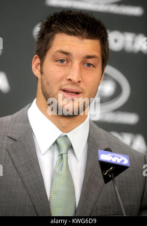 FLORHAM PARK, NJ - le 26 mars : Quarterback Tim Tebow aborde les médias en tant qu'il est présenté comme un jet de New York Jets de l'Atlantic Health Training Center le 26 mars 2012 à Florham Park, New Jersey. De la bourse, Tebow Broncos de Denver la semaine dernière, l'équipe sera le quart-arrière des jets de sauvegarde en fonction de l'entraîneur-chef Rex Ryan. Tebow, le gagnant du Trophée Heisman en 2007, a commencé en 2011, 11 jeux pour Denver et a terminé avec un dossier de 7-4 en entrée. Il a dirigé l'une des heures supplémentaires en séries Broncos gagner contre les Steelers de Pittsburgh au premier tour avant de finalement perdre contre les New England Patriots dans th Banque D'Images