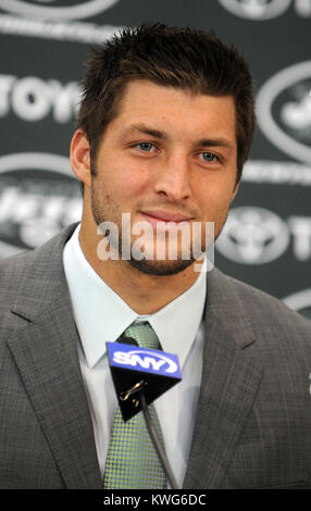 FLORHAM PARK, NJ - le 26 mars : Quarterback Tim Tebow aborde les médias en tant qu'il est présenté comme un jet de New York Jets de l'Atlantic Health Training Center le 26 mars 2012 à Florham Park, New Jersey. De la bourse, Tebow Broncos de Denver la semaine dernière, l'équipe sera le quart-arrière des jets de sauvegarde en fonction de l'entraîneur-chef Rex Ryan. Tebow, le gagnant du Trophée Heisman en 2007, a commencé en 2011, 11 jeux pour Denver et a terminé avec un dossier de 7-4 en entrée. Il a dirigé l'une des heures supplémentaires en séries Broncos gagner contre les Steelers de Pittsburgh au premier tour avant de finalement perdre contre les New England Patriots dans th Banque D'Images