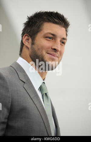 FLORHAM PARK, NJ - le 26 mars : Quarterback Tim Tebow aborde les médias en tant qu'il est présenté comme un jet de New York Jets de l'Atlantic Health Training Center le 26 mars 2012 à Florham Park, New Jersey. De la bourse, Tebow Broncos de Denver la semaine dernière, l'équipe sera le quart-arrière des jets de sauvegarde en fonction de l'entraîneur-chef Rex Ryan. Tebow, le gagnant du Trophée Heisman en 2007, a commencé en 2011, 11 jeux pour Denver et a terminé avec un dossier de 7-4 en entrée. Il a dirigé l'une des heures supplémentaires en séries Broncos gagner contre les Steelers de Pittsburgh au premier tour avant de finalement perdre contre les New England Patriots dans th Banque D'Images