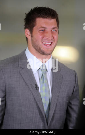 FLORHAM PARK, NJ - le 26 mars : Quarterback Tim Tebow aborde les médias en tant qu'il est présenté comme un jet de New York Jets de l'Atlantic Health Training Center le 26 mars 2012 à Florham Park, New Jersey. De la bourse, Tebow Broncos de Denver la semaine dernière, l'équipe sera le quart-arrière des jets de sauvegarde en fonction de l'entraîneur-chef Rex Ryan. Tebow, le gagnant du Trophée Heisman en 2007, a commencé en 2011, 11 jeux pour Denver et a terminé avec un dossier de 7-4 en entrée. Il a dirigé l'une des heures supplémentaires en séries Broncos gagner contre les Steelers de Pittsburgh au premier tour avant de finalement perdre contre les New England Patriots dans th Banque D'Images