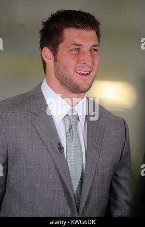 FLORHAM PARK, NJ - le 26 mars : Quarterback Tim Tebow aborde les médias en tant qu'il est présenté comme un jet de New York Jets de l'Atlantic Health Training Center le 26 mars 2012 à Florham Park, New Jersey. De la bourse, Tebow Broncos de Denver la semaine dernière, l'équipe sera le quart-arrière des jets de sauvegarde en fonction de l'entraîneur-chef Rex Ryan. Tebow, le gagnant du Trophée Heisman en 2007, a commencé en 2011, 11 jeux pour Denver et a terminé avec un dossier de 7-4 en entrée. Il a dirigé l'une des heures supplémentaires en séries Broncos gagner contre les Steelers de Pittsburgh au premier tour avant de finalement perdre contre les New England Patriots dans th Banque D'Images