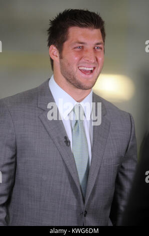 FLORHAM PARK, NJ - le 26 mars : Quarterback Tim Tebow aborde les médias en tant qu'il est présenté comme un jet de New York Jets de l'Atlantic Health Training Center le 26 mars 2012 à Florham Park, New Jersey. De la bourse, Tebow Broncos de Denver la semaine dernière, l'équipe sera le quart-arrière des jets de sauvegarde en fonction de l'entraîneur-chef Rex Ryan. Tebow, le gagnant du Trophée Heisman en 2007, a commencé en 2011, 11 jeux pour Denver et a terminé avec un dossier de 7-4 en entrée. Il a dirigé l'une des heures supplémentaires en séries Broncos gagner contre les Steelers de Pittsburgh au premier tour avant de finalement perdre contre les New England Patriots dans th Banque D'Images