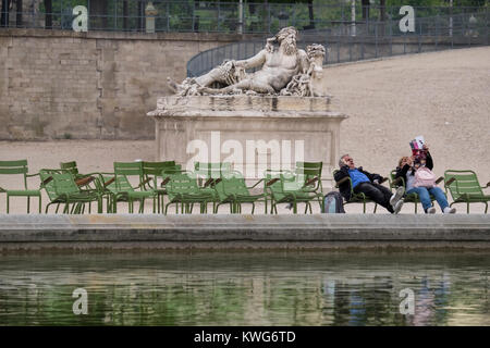 France, Paris, Young Couple en jardin des Tuileries Banque D'Images