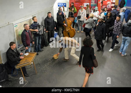 France, Paris, musiciens jouant pour le changement dans la station de métro. Banque D'Images