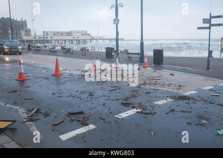 Les débris causés par les vagues se briser sur la digue à Aberystwyth dans l'ouest du pays de Galles que Storm Eleanor fouetté le Royaume-uni avec violente tempête de vent jusqu'à 100mph, laissant des milliers de foyers sans électricité et en frappant les transports en commun. Banque D'Images