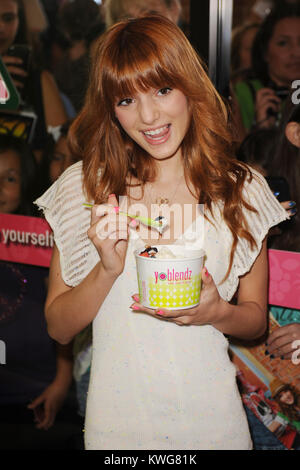 WESTON, Floride - 19 février : Bella Thorne, star de la série Disney Channel Original 'Shake It Up" se réunit et accueille des supporters à YoBlendz le 19 février 2011 à Weston, en Floride, les gens : Bella Thorne Banque D'Images