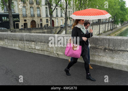 France, Paris, marchant sur Pont Marie de l'Ile Saint Louis Banque D'Images