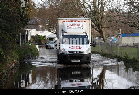 Un van les périphériques à l'eau d'inondation sur une route secondaire à Newquay, Cornwall, que Storm Eleanor fouetté le Royaume-uni avec violente tempête de vent jusqu'à 100mph, laissant des milliers de foyers sans électricité et en frappant les transports en commun. Banque D'Images