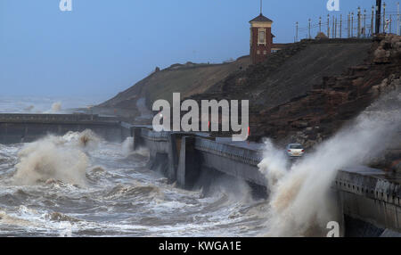 De grosses vagues impact sur les murs de la mer à Blackpool que Storm Eleanor fouetté le Royaume-uni avec violente tempête de vent jusqu'à 100mph, laissant des milliers de foyers sans électricité et en frappant les transports en commun. Banque D'Images