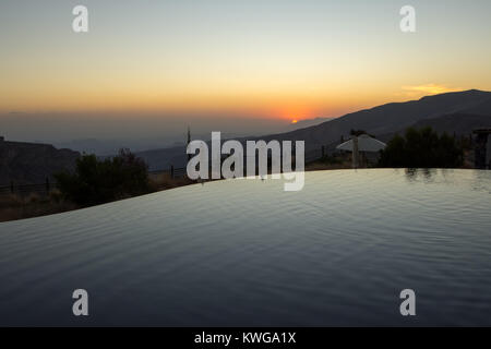 Montagnes Omani à Jabal Akhdar à Al Hajar Mountains, d'Oman au coucher du soleil. Ce lieu est de 2000 mètres au-dessus du niveau de la mer. Banque D'Images