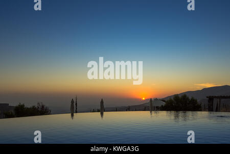 Montagnes Omani à Jabal Akhdar à Al Hajar Mountains, d'Oman au coucher du soleil. Ce lieu est de 2000 mètres au-dessus du niveau de la mer. Banque D'Images