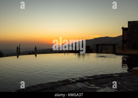 Montagnes Omani à Jabal Akhdar à Al Hajar Mountains, d'Oman au coucher du soleil. Ce lieu est de 2000 mètres au-dessus du niveau de la mer. Banque D'Images