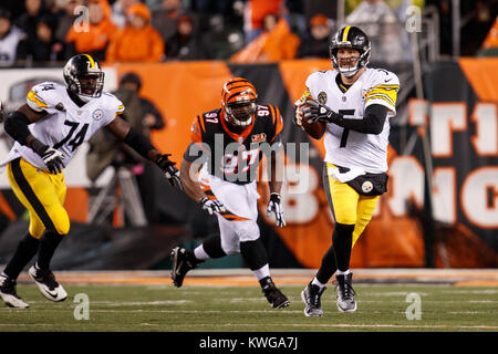 Cincinnati, OH, USA. 9Th Jul 2017. Pittsburgh Steelers quarterback Ben Roethlisberger (7) brouille comme Cincinnati Bengals attaquer Geno Atkins défensives (97) poursuit au cours d'un jeu entre les Pittsburgh Steelers et les Bengals de Cincinnati au Stade Paul Brown à Cincinnati, OH. Adam Lacy/CSM/Alamy Live News Banque D'Images