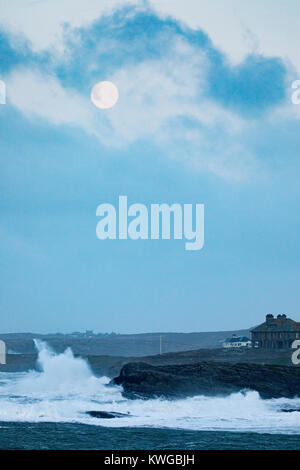 Anglesey, au Royaume-Uni. 3 janvier, 2018. Météo britannique. Un avertissement sévère Met Office a été émis pour la cinquième tempête de la saison britannique nommé Storm Eleanor. Avec une augmentation de risque en raison de l'état actuel de la lune, des marées et des avertissements d'inondation sont en place pour de nombreux domaines avec des vents de force coup de vent susceptible de causer un préjudice. Des vagues énormes et les vents s'écrasent dans la baie de Trearddur sur Anglesey, au nord du Pays de Galles comme métiers à marée haute avec un risque d'inondation : DGDImages Crédit/Alamy Live News Banque D'Images