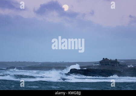 Anglesey, au Royaume-Uni. 3 janvier, 2018. Météo britannique. Un avertissement sévère Met Office a été émis pour la cinquième tempête de la saison britannique nommé Storm Eleanor. Avec une augmentation de risque en raison de l'état actuel de la lune, des marées et des avertissements d'inondation sont en place pour de nombreux domaines avec des vents de force coup de vent susceptible de causer un préjudice. Des vagues énormes et les vents s'écrasent dans la baie de Trearddur sur Anglesey, au nord du Pays de Galles comme métiers à marée haute avec un risque d'inondation : DGDImages Crédit/Alamy Live News Banque D'Images