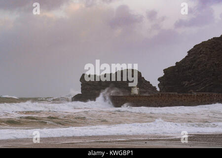 Portreath, Cornwall, UK. 3 janvier, 2018. Météo britannique. Dans les premières heures du matin d'énormes vagues de houle et détruit une section de 40 pieds du mur du port à Portreath. Le mur divise le parking - qui donne sur la mer - d'une petite plage et du pub local. Encerclé de la police le parking. Crédit : Simon Maycock/Alamy Live News Banque D'Images