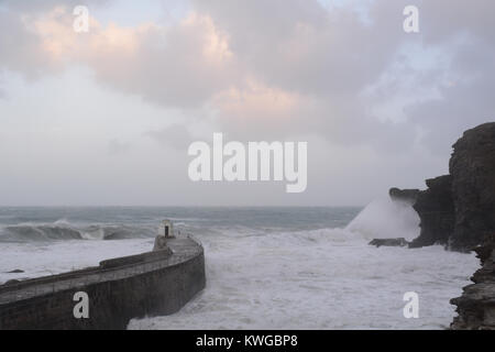 Portreath, Cornwall, UK. 3 janvier, 2018. Météo britannique. Dans les premières heures du matin d'énormes vagues de houle et détruit une section de 40 pieds du mur du port à Portreath. Le mur divise le parking - qui donne sur la mer - d'une petite plage et du pub local. Encerclé de la police le parking. Crédit : Simon Maycock/Alamy Live News Banque D'Images