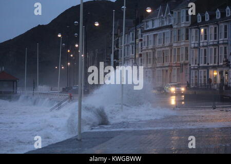 Aberystwyth au Pays de Galles. 3 janvier, 2018. Météo britannique. Eleanor tempête frappe la côte galloise avec des rafales de vent et jusqu'à 80 mi/h la conduite dans des vagues énormes et une pluie torrentielle qui dans la promenade smash & mur du port, avec plus de vents forts attendus lors de la prochaine journée de crédit : mike davies/Alamy Live News Banque D'Images