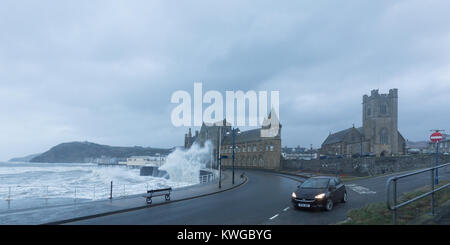 Aberystwyth, Ceredigion, pays de Galles, Royaume-Uni. 06Th Jan, 2018. Météo France : Storm Eleanor fustiger Aberystwyth mer, avec des vagues énormes sur la promenade. Crédit : Ian Jones/Alamy Live News Banque D'Images