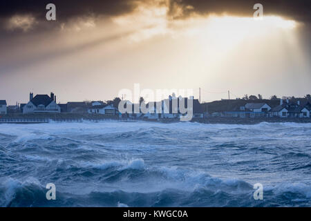 Anglesey, au Royaume-Uni. Un avertissement sévère Met Office a été émis pour la cinquième tempête de la saison britannique nommé Storm Eleanor. Avec une augmentation de risque en raison de l'état actuel de la lune, des marées et des avertissements d'inondation sont en place pour de nombreux domaines avec des vents de force coup de vent susceptible de causer un préjudice. Des vagues énormes et les vents s'écrasent dans la baie de Trearddur sur Anglesey, au nord du Pays de Galles comme métiers à marée haute avec un risque d'inondation Banque D'Images