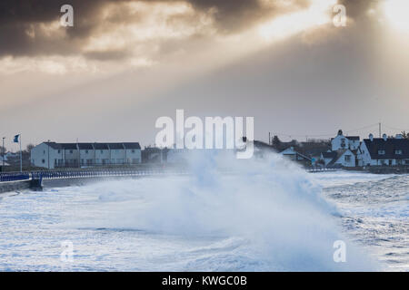 Anglesey, au Royaume-Uni. Météo britannique. Un avertissement sévère Met Office a été émis pour la cinquième tempête de la saison britannique nommé Storm Eleanor. Avec une augmentation de risque en raison de l'état actuel de la lune, des marées et des avertissements d'inondation sont en place pour de nombreux domaines avec des vents de force coup de vent susceptible de causer un préjudice. Des vagues énormes et les vents s'écrasent dans la baie de Trearddur sur Anglesey, au nord du Pays de Galles comme métiers à marée haute avec un risque d'inondation Banque D'Images