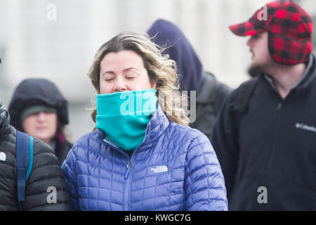 Londres, Royaume-Uni. 3 janvier, 2018. Piétons le pont Westminter lutte avec les conditions de froid venteux apportés par Eleanor tempête avec des rafales de vent devraient atteindre 90 mi/h dans certaines parties du Royaume-Uni Crédit : amer ghazzal/Alamy Live News Banque D'Images