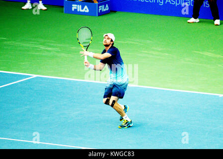 Pune, Inde. 2 Jan, 2018. Blaz Kavcic de Slovénie en action dans la première série de des célibataires compétition à Tata ouvrir à la Maharashtra Mahalunge Balewadi Tennis Stadium à Pune, en Inde. Credit : Karunesh Johri/Alamy Live News Banque D'Images