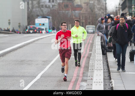 Londres, Royaume-Uni. 3 janvier, 2018. Les coureurs sur pont Westminter malgré le froid venteux conditions apportées par Eleanor tempête avec des rafales de vents devraient atteindre 90 mi/h dans certaines parties du Royaume-Uni Crédit : amer ghazzal/Alamy Live News Banque D'Images