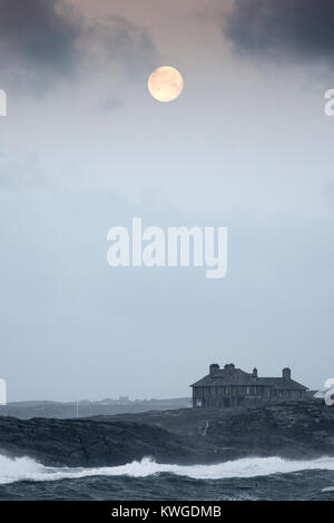 Anglesey, au Royaume-Uni. 3 janvier, 2018. Météo britannique. Un avertissement sévère Met Office a été émis pour la cinquième tempête de la saison britannique nommé Storm Eleanor. Avec une augmentation de risque en raison de l'état actuel de la lune, des marées et des avertissements d'inondation sont en place pour de nombreux domaines avec des vents de force coup de vent susceptible de causer un préjudice. Des vagues énormes et les vents s'écrasent dans la baie de Trearddur sur Anglesey, au nord du Pays de Galles avec la Maison de la série sans trop en sécurité parmi les grandes vagues Crédit : DGDImages/Alamy Live News Banque D'Images