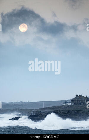 Anglesey, au Royaume-Uni. 3 janvier, 2018. Météo britannique. Un avertissement sévère Met Office a été émis pour la cinquième tempête de la saison britannique nommé Storm Eleanor. Avec une augmentation de risque en raison de l'état actuel de la lune, des marées et des avertissements d'inondation sont en place pour de nombreux domaines avec des vents de force coup de vent susceptible de causer un préjudice. Des vagues énormes et les vents s'écrasent dans la baie de Trearddur sur Anglesey, au nord du Pays de Galles avec la Maison de la série sans trop en sécurité parmi les grandes vagues Crédit : DGDImages/Alamy Live News Banque D'Images