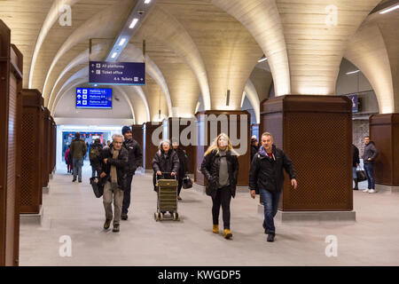 London, UK, 3 janvier 2018. Les gens à pied à travers l'ancien des voûtes et des arcs qui font désormais partie de la station. À la suite de l'ouverture progressive de la nouvelle la Station London Bridge hier, les passagers ont désormais pleinement accès à cinq nouvelles plates-formes, un plus grand concourse et de nouvelles zones commerciales, points d'informations et l'amélioration de l'accès des escaliers mécaniques et des ascenseurs accessibles aux fauteuils roulants. Credit : Imageplotter News et Sports/Alamy Live News Banque D'Images