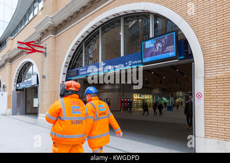 London, UK, 3 janvier 2018. Passé l'un des ingénieurs à pied les nouvelles entrées. À la suite de l'ouverture progressive de la nouvelle la Station London Bridge hier, les passagers ont désormais pleinement accès à cinq nouvelles plates-formes, un plus grand concourse et de nouvelles zones commerciales, points d'informations et l'amélioration de l'accès des escaliers mécaniques et des ascenseurs accessibles aux fauteuils roulants. Credit : Imageplotter News et Sports/Alamy Live News Banque D'Images