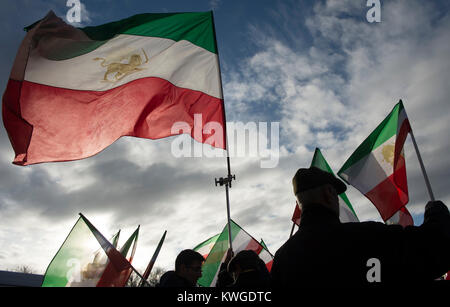 Berlin, Allemagne. 06Th Jan, 2018. Les manifestants agitent des drapeaux au cours d'une manifestation contre le régime iranien en face de la porte de Brandebourg à Berlin, Allemagne, 03 janvier 2018. Crédit : Paul Zinken/dpa/Alamy Live News Banque D'Images