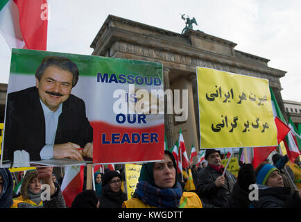 Berlin, Allemagne. 06Th Jan, 2018. Les manifestants agitent des drapeaux et bannières au cours d'une manifestation contre le régime iranien en face de la porte de Brandebourg à Berlin, Allemagne, 03 janvier 2018. Crédit : Paul Zinken/dpa/Alamy Live News Banque D'Images