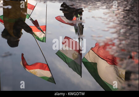 Berlin, Allemagne. 06Th Jan, 2018. Les manifestants agitent des drapeaux au cours d'une manifestation contre le régime iranien en face de la porte de Brandebourg à Berlin, Allemagne, 03 janvier 2018. Crédit : Paul Zinken/dpa/Alamy Live News Banque D'Images