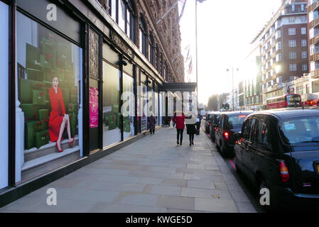 Londres, Royaume-Uni. 3 janvier, 2018. Neuf jours après la plupart des villes européennes à revenir à la normale, Londres est encore sur ses 3 semaines de vacances de Noël, avec des rues désertes, magasins et commerces en tenant un énorme tribut sur l'économie en fonction de think tank européen. Un Knighrbridghe déserte et Harrods Crédit : Brian Minkoff/Alamy Live News Banque D'Images