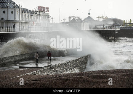 Brighton, Angleterre, Royaume-Uni. 06Th Jan, 2018. Brighton, East Sussex. 3e janvier 2018. Météo britannique. Storm Eleanor hits front de mer de Brighton à marée haute. Le Royaume-Uni a vu des rafales de vent allant jusqu'à 100mph apportant perturbations et des inondations dans de nombreuses régions côtières. Un avertissement Jaune Met Office de vents forts est toujours en place pour Brighton & Hove. Credit : Francesca Moore/Alamy Live News Banque D'Images