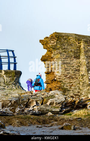 Portreath Harbour, Cornwall. 3 janvier, 2018. Météo Royaume-uni:Tempête Eleanor, Portreath Harbour, Cornwall, UK. Des vents violents et des houles de tempête Eleanor est écrasé par une section de 40 pieds du mur du port, laissant les débris dans son service. Credit : James Pearce/Alamy Live News Banque D'Images