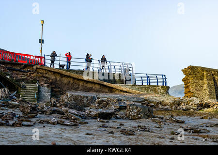 Portreath Harbour, Cornwall. 3 janvier, 2018. Météo Royaume-uni:Tempête Eleanor, Portreath Harbour, Cornwall, UK. Des vents violents et des houles de tempête Eleanor est écrasé par une section de 40 pieds du mur du port, laissant les débris dans son service. Credit : James Pearce/Alamy Live News Banque D'Images