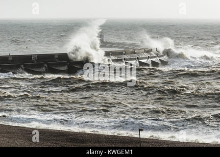 Brighton, East Sussex. 3e janvier 2018. Météo britannique. Storm Eleanor hits front de mer de Brighton à marée haute. Le Royaume-Uni a vu des rafales de vent allant jusqu'à 100mph apportant perturbations et des inondations dans de nombreuses régions côtières. Un avertissement Jaune Met Office de vents forts est toujours en place pour Brighton & Hove. Banque D'Images