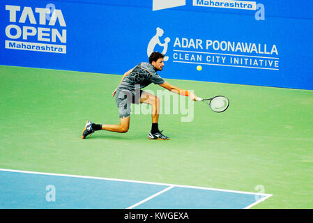 Pune, Inde. 2e janvier 2018. Robin Haase des Pays-Bas en action dans la première série de des célibataires compétition à Tata ouvrir à la Maharashtra Mahalunge Balewadi Tennis Stadium à Pune, en Inde. Credit : Karunesh Johri/Alamy Live News. Banque D'Images