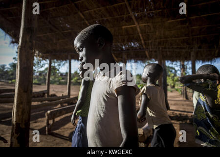 L'Ouganda. 20 mai, 2017. Les jeunes enfants vu finir leur cours tous les jours dans une école provisoire qui est fournie par le programme d'éducation du HCR.Le nombre de réfugiés soudanais du sud qui ont franchi sa frontière a atteint un million. Ce pays d'Ouganda offre les réfugiés des conflits d'une carte d'identité et d'un terrain de 900mÂ² et le droit de commerce sur son territoire. Cependant, avec l'afflux d'environ 1 000 personnes par jour et le manque de financement, l'Ouganda n'est plus en mesure de nourrir tout le monde. Selon le HCR, l'être humain a besoin d'au moins 2 300 calories par jour pour survivre qui est d'environ 12 kg de Banque D'Images