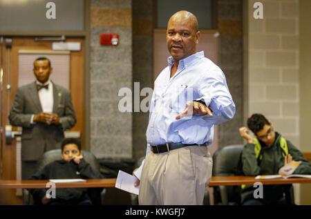 Davenport, Iowa, États-Unis. 7 Février, 2017. Davenport North High school teacher Darwin McNeil parle aux étudiants à l'Rogalski Center à l'Université Saint Ambroise dans Davenport le mardi 7 février 2017. Le Davenport Community School District a organisé une journée Martin Luther King Le Mentorat pour 8ème année les étudiants afro-américains à poursuivre le message de la fin des droits civiques, le pasteur Martin Luther King et la fin le médaillé d'or olympique et champion, boxeur Muhammad Ali. Credit : Andy Abeyta/Quad-City Times/ZUMA/Alamy Fil Live News Banque D'Images